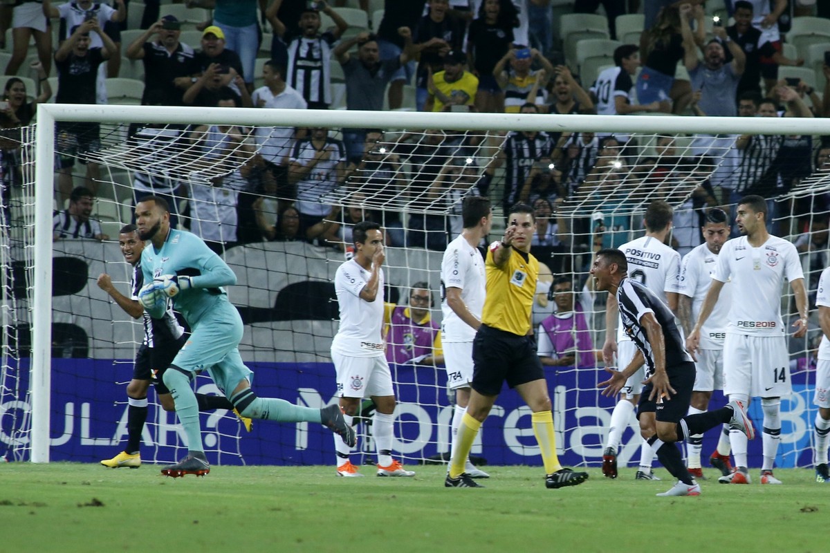 Ceará recebe proposta do Grêmio por goleiro Everson