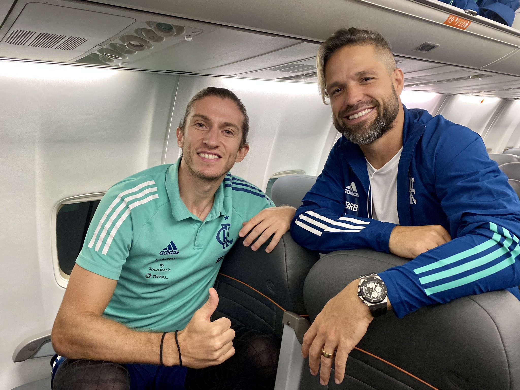 Diego Ribas elogia coragem de Filipe Luís e compara pressões no futebol.