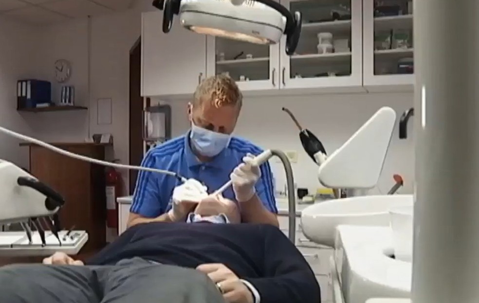 Heimir Hallgr&iacute;msson em a&ccedil;&atilde;o como dentista &mdash; Foto: Reprodu&ccedil;&atilde;o da internet