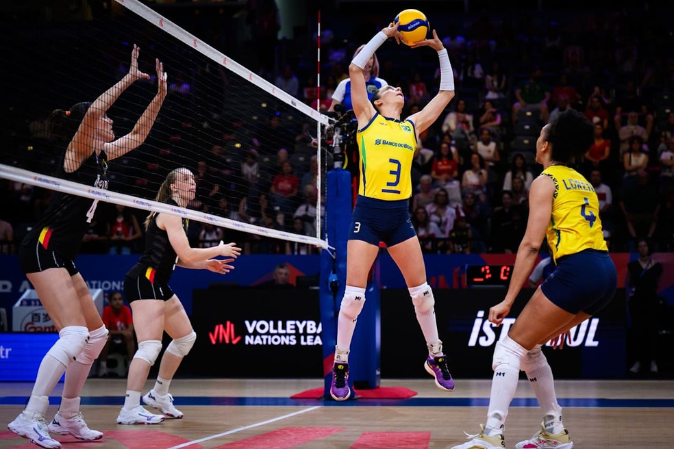Macris faz o levantamento contra a Bélgica pela VNL — Foto: Volleyball World