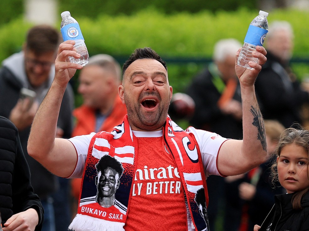 Torcedor do Arsenal provoca o Manchester City antes do jogo do rival contra o Bournemouth — Foto: Reuters/Paul Childs