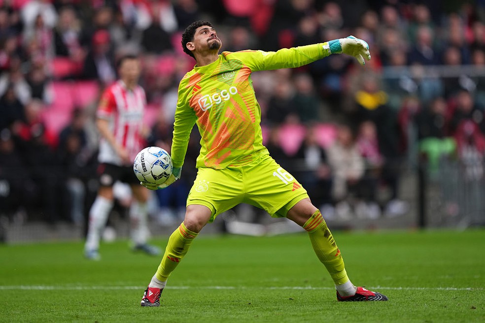 Matheus Magalhães em ação pelo Ajax — Foto: Alex Bierens de Haan/Getty Images