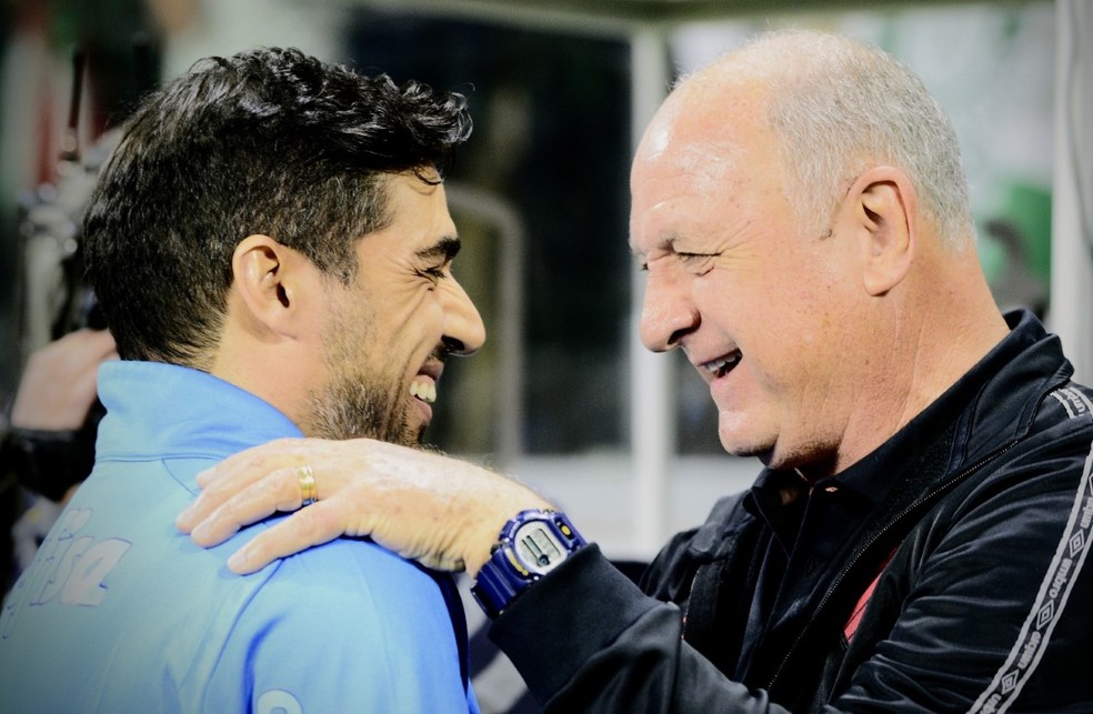 Abel Ferreira e Felipão durante Palmeiras e Athletico, em 2022 — Foto: Marcos Ribolli/ge