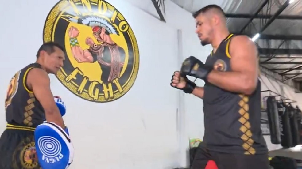 Wendel Almeida em treino com o pai na academia Índio Fight, em Rio Branco — Foto: Reprodução/Rede Amazônica Acre