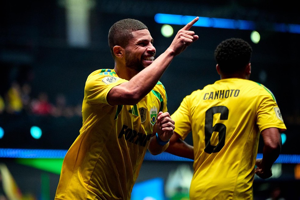 Lipão comemora seu segundo gol contra a Arábia Saudita na Kings League — Foto: Rebeca Schumacker/Quality Sport Images