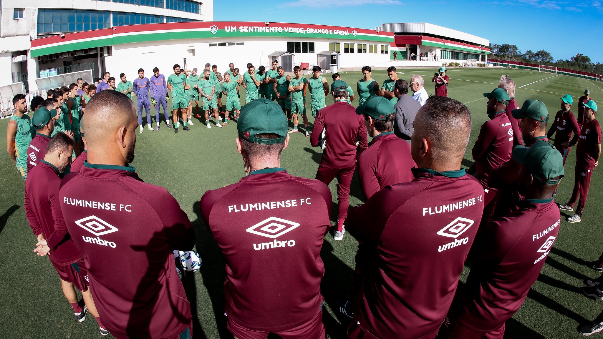 Escalação do Fluminense: Zubeldía tem contato curto com elenco, e Cano pode ganhar chance