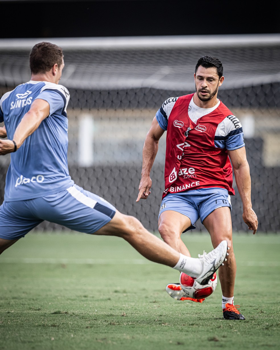 Giuliano em treino do Santos na Vila Belmiro — Foto: Raul Baretta/Santos FC