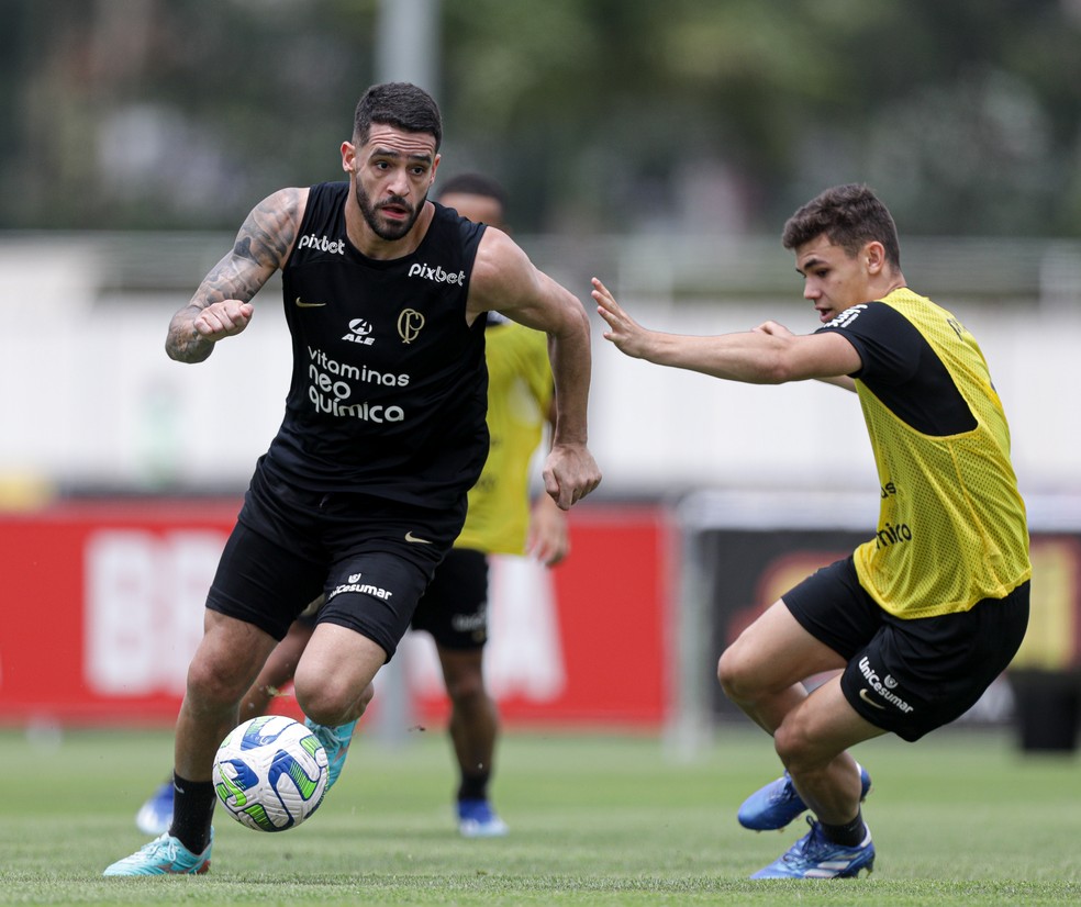 Renato Augusto foge de Moscardo em treino do Corinthians — Foto: Rodrigo Coca/Ag. Corinthians