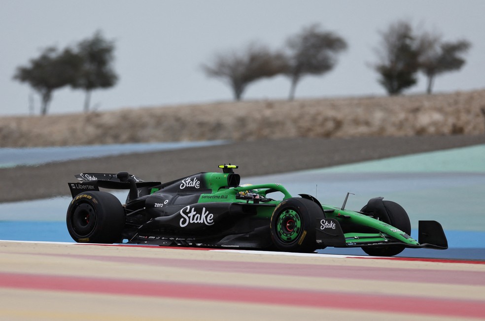 Gabriel Bortoleto pilota a Sauber no Bahrein — Foto: Hamad I Mohammad/Reuters
