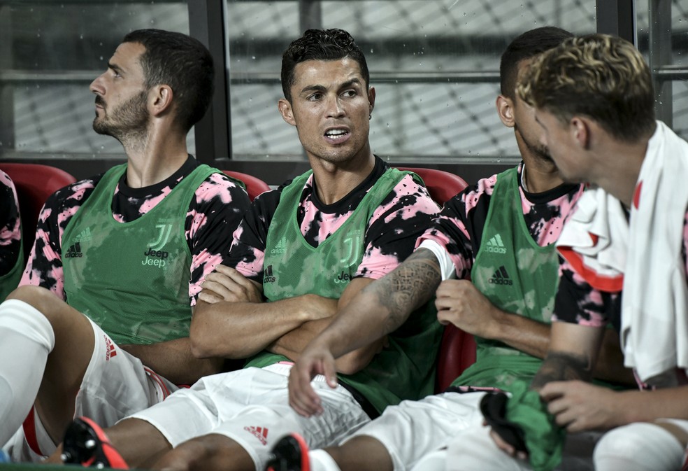 Cristiano Ronaldo não aprovou a comemoração de Cesinha, em um primeiro momento — Foto: Jung Yeon-je / AFP