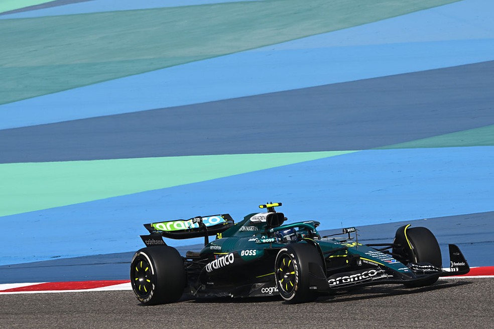 Felipe Drugovich pilotou Aston Martin no 1º treino livre do GP do Bahrein da F1 2025 — Foto: Rudy Carezzevoli/Getty Images