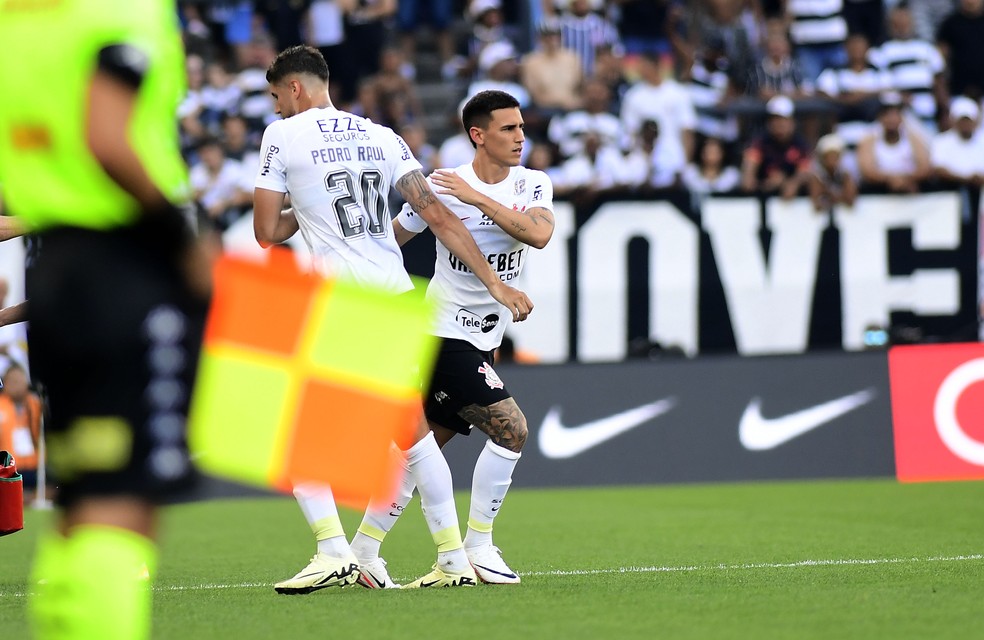 Pedro Raul sai para a entrada de Rojas em Corinthians x Portuguesa — Foto: Marcos Ribolli