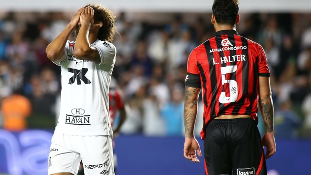 Willian Arão lamenta jogada do Santos contra o Vitória