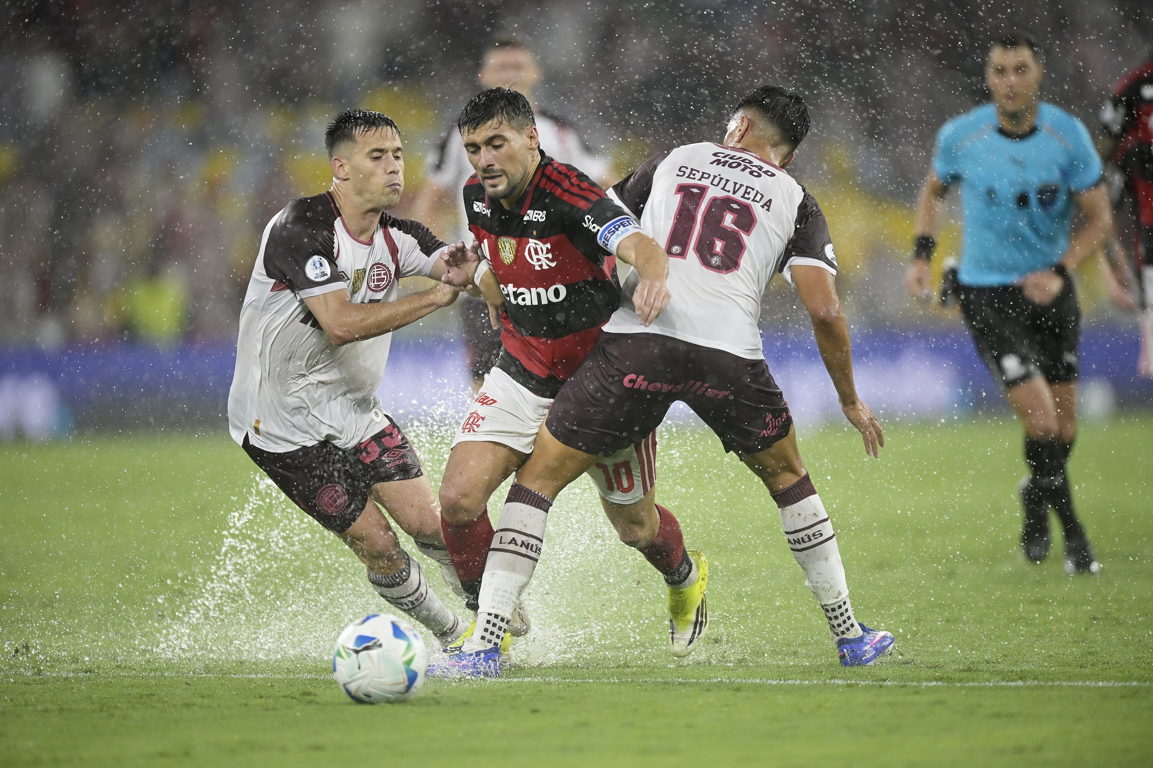 Lanús Supera Flamengo em Embate Emocionante e Garante Vitória por 3 a 2