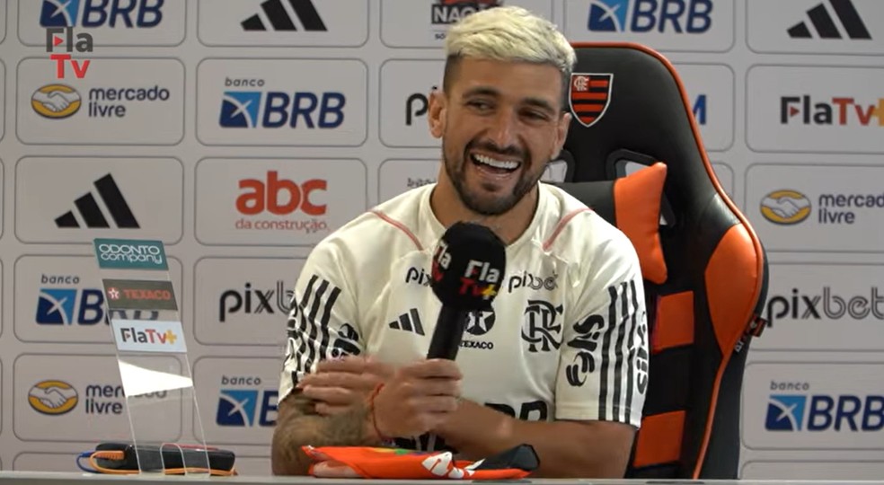 Arrascaeta cai no riso em coletiva no Flamengo com crianças — Foto: Reprodução / FlaTV