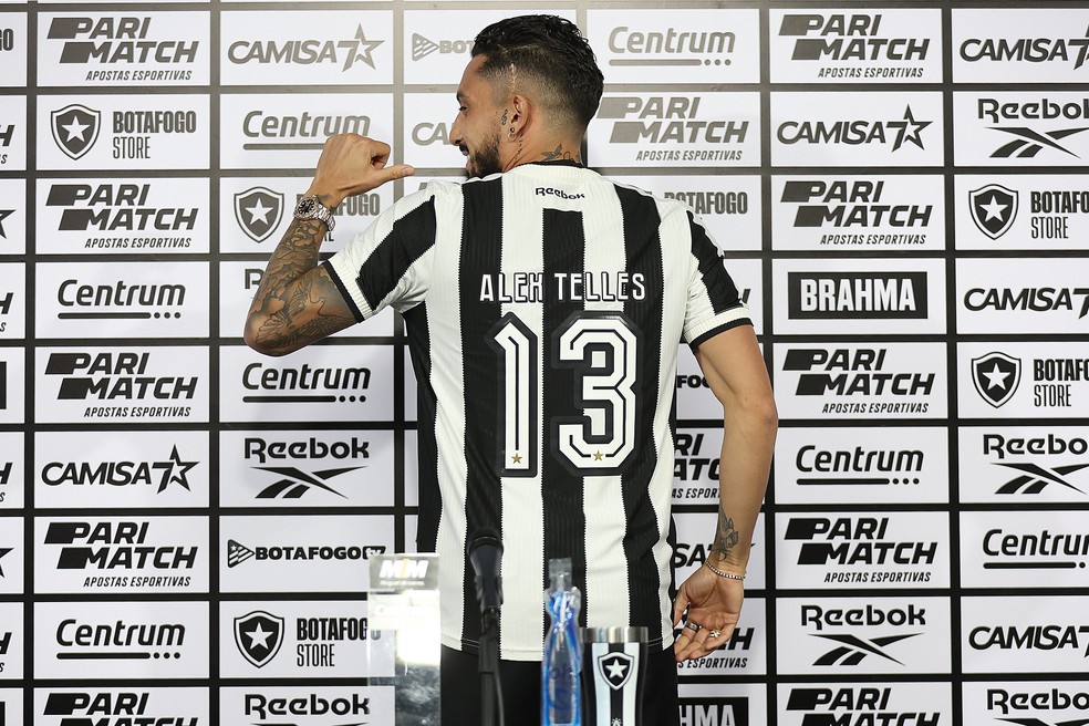 Alex Telles é apresentado como reforço no Botafogo — Foto: Vítor Silva/Botafogo