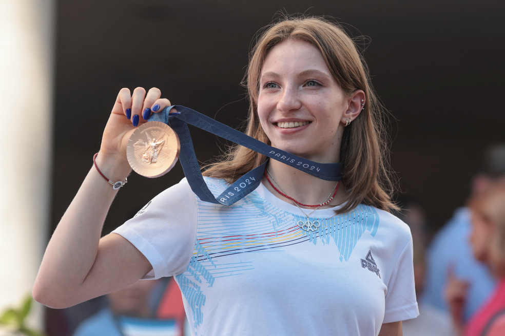 Ginasta romena Ana Barbosu recebe medalha de bronze após decisão do CAS — Foto: Reuters