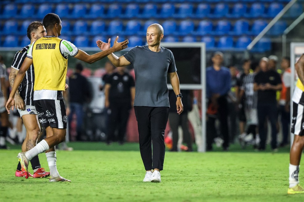 Alex de Souza, técnico do Athletic — Foto: Henrique Montovanelli/FES