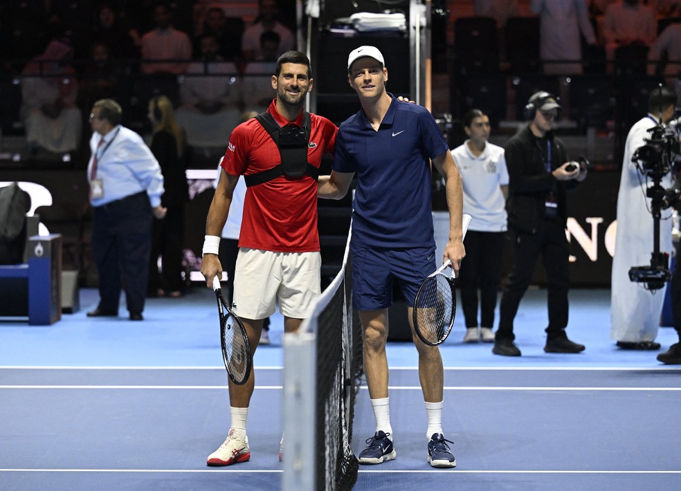 Djokovic posa com Sinner durente o Six Kings Slam, na Arábia Saudita — Foto: Reuters