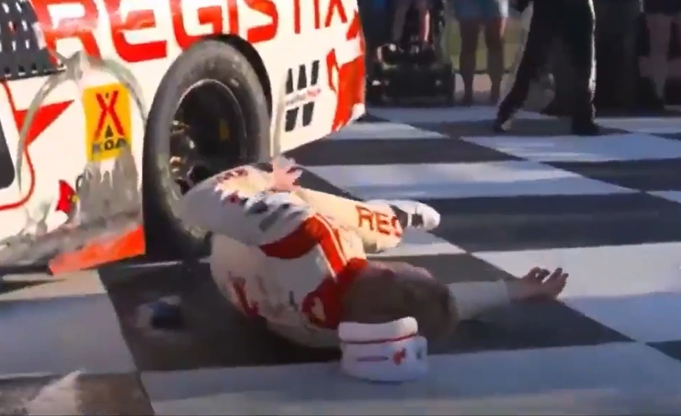 Connor Zilisch caído no chão após sofrer queda na comemoração de uma vitória — Foto: Reprodução