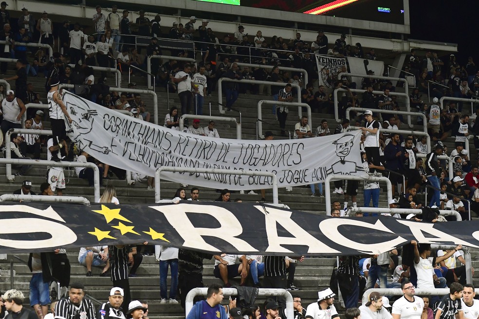 Corinthians x Liverpool (URU), protesto da torcida — Foto: Marcos Ribolli
