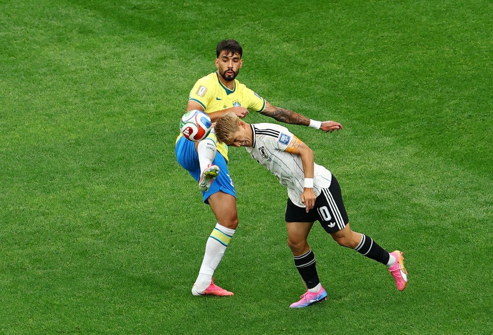 Paquetá divide bola com Doan, do Japão — Foto: REUTERS/Pedro Nunes