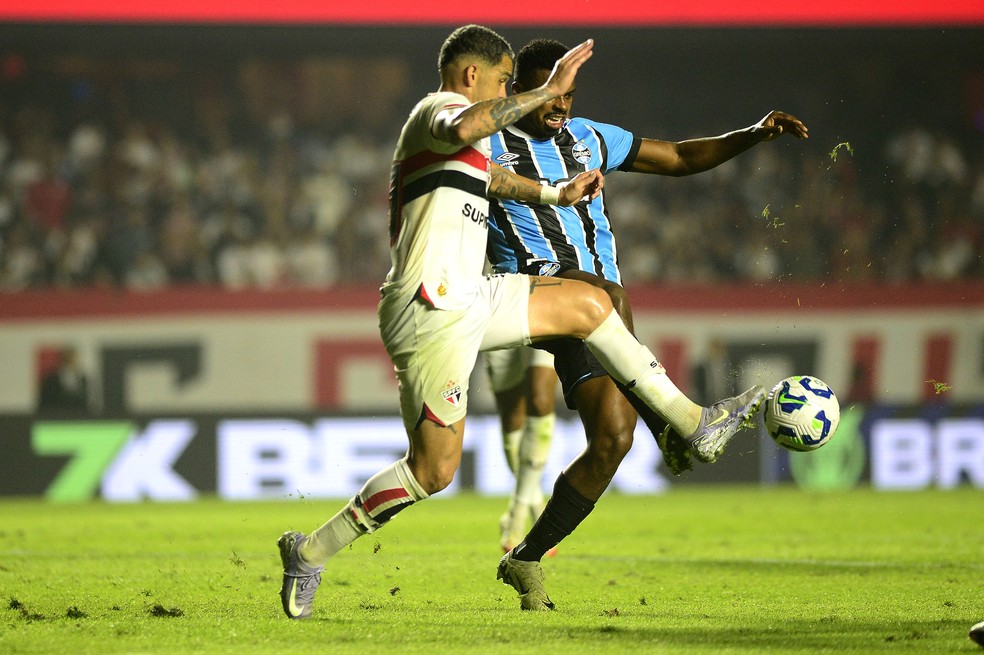 Jemerson em duelo com Luciano no Morumbis — Foto: Marcos Ribolli