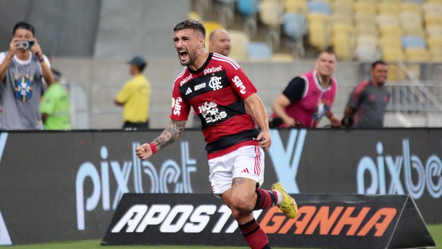 Arrascaeta comemora gol contra o Palmeiras