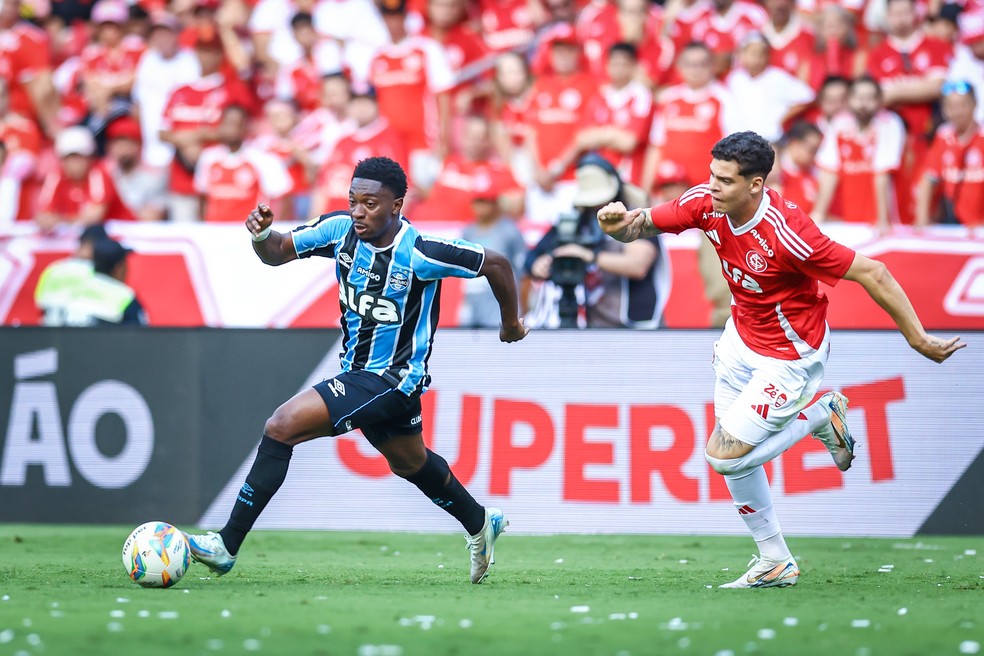 Amuzu deve começar o Brasileirão como titular — Foto: Lucas Uebel / Grêmio FBPA