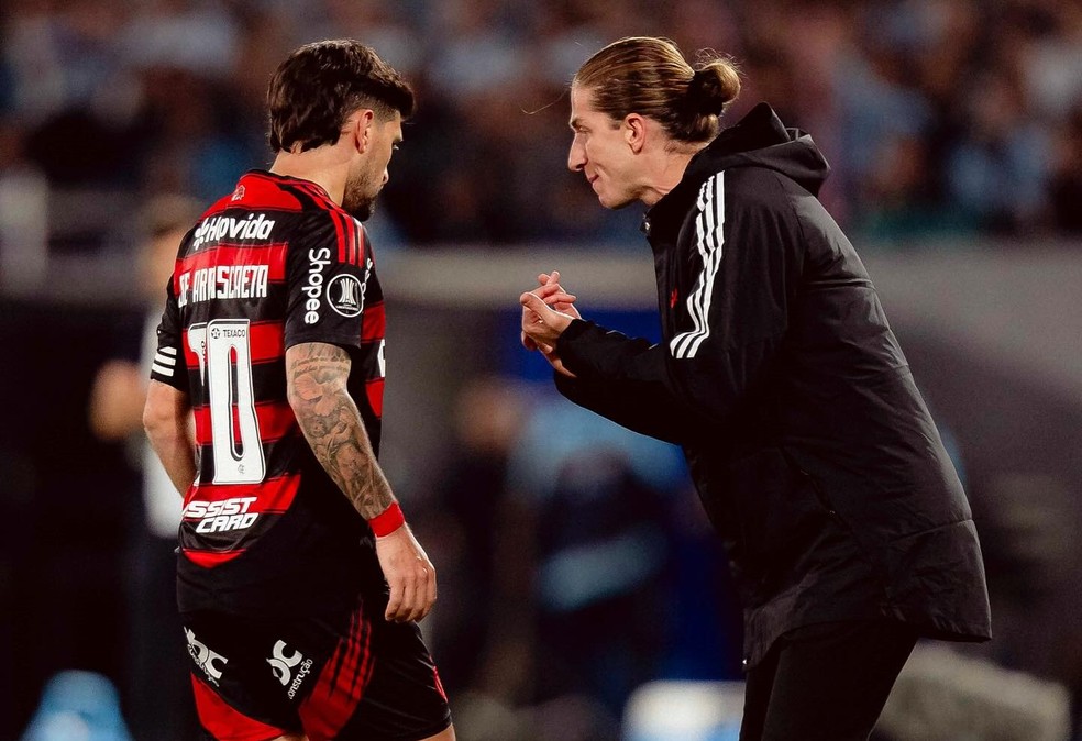 Filipe Luís conversando com De Arrascaeta