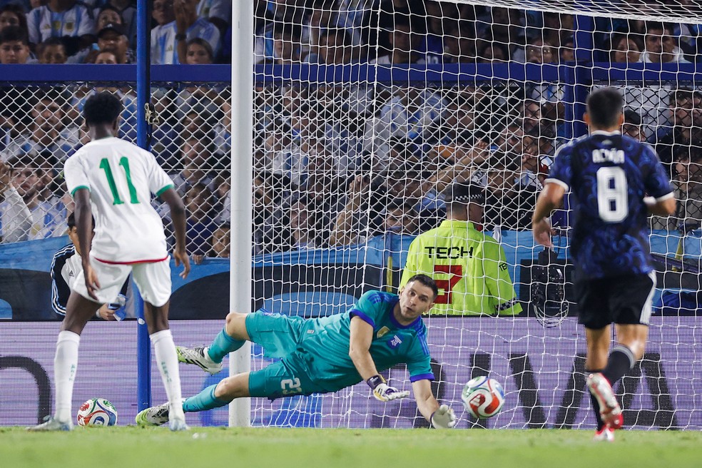 Dibu Martínez em ação no amistoso entre Argentina e Mauritânia — Foto: EFE/ Juan Ignacio Roncoroni