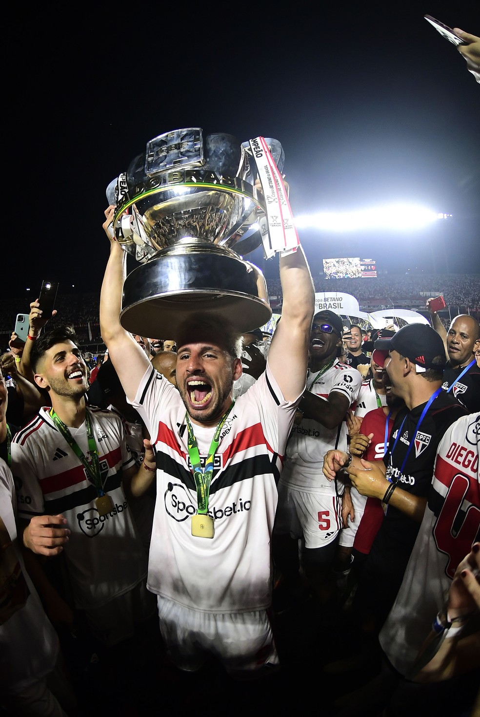 Calleri com taça de campeão da Copa do Brasil — Foto: Marcos Ribolli