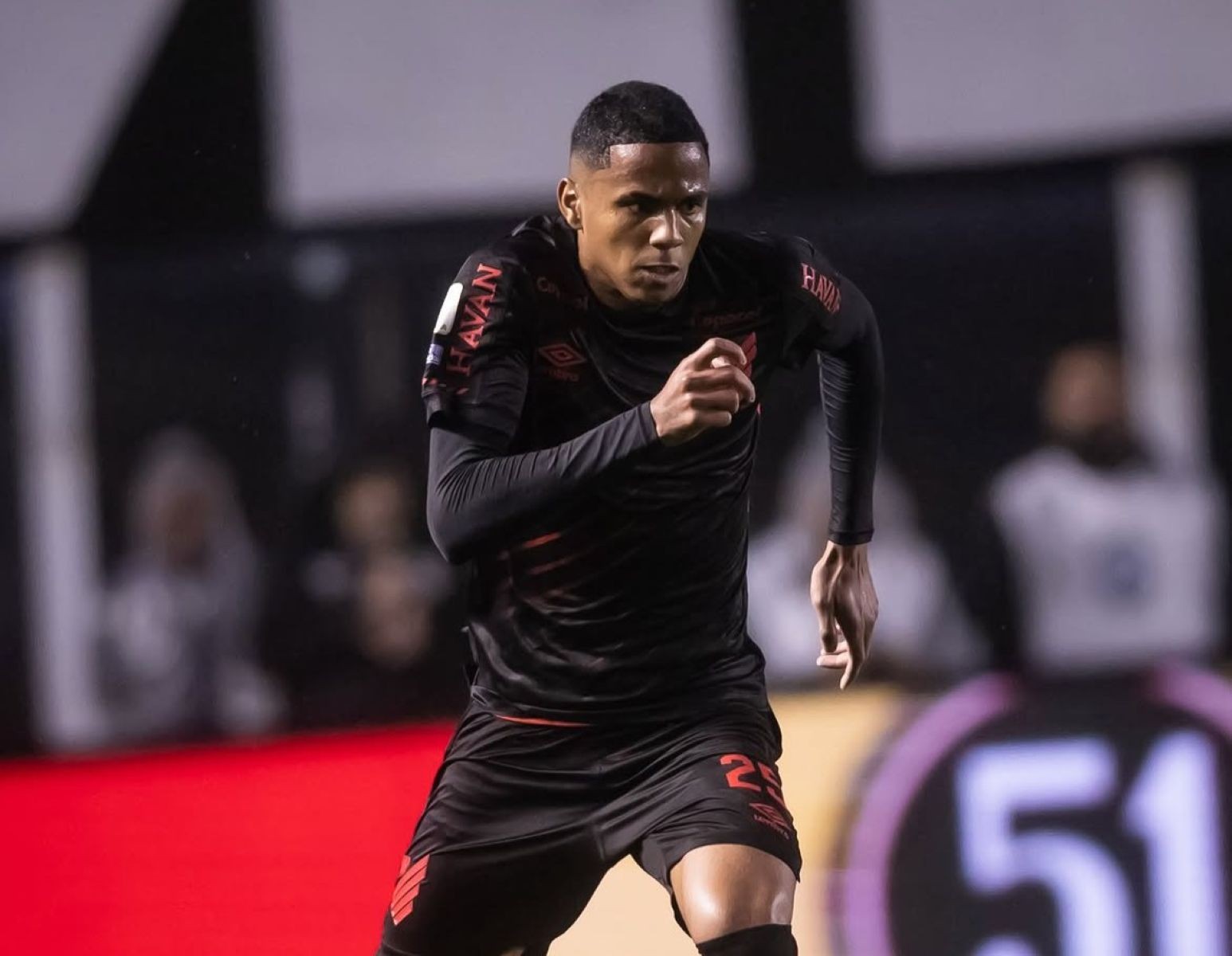 Zagueiro do Athletico, Dantas celebra retorno depois de quase 100 dias de suspensão por doping