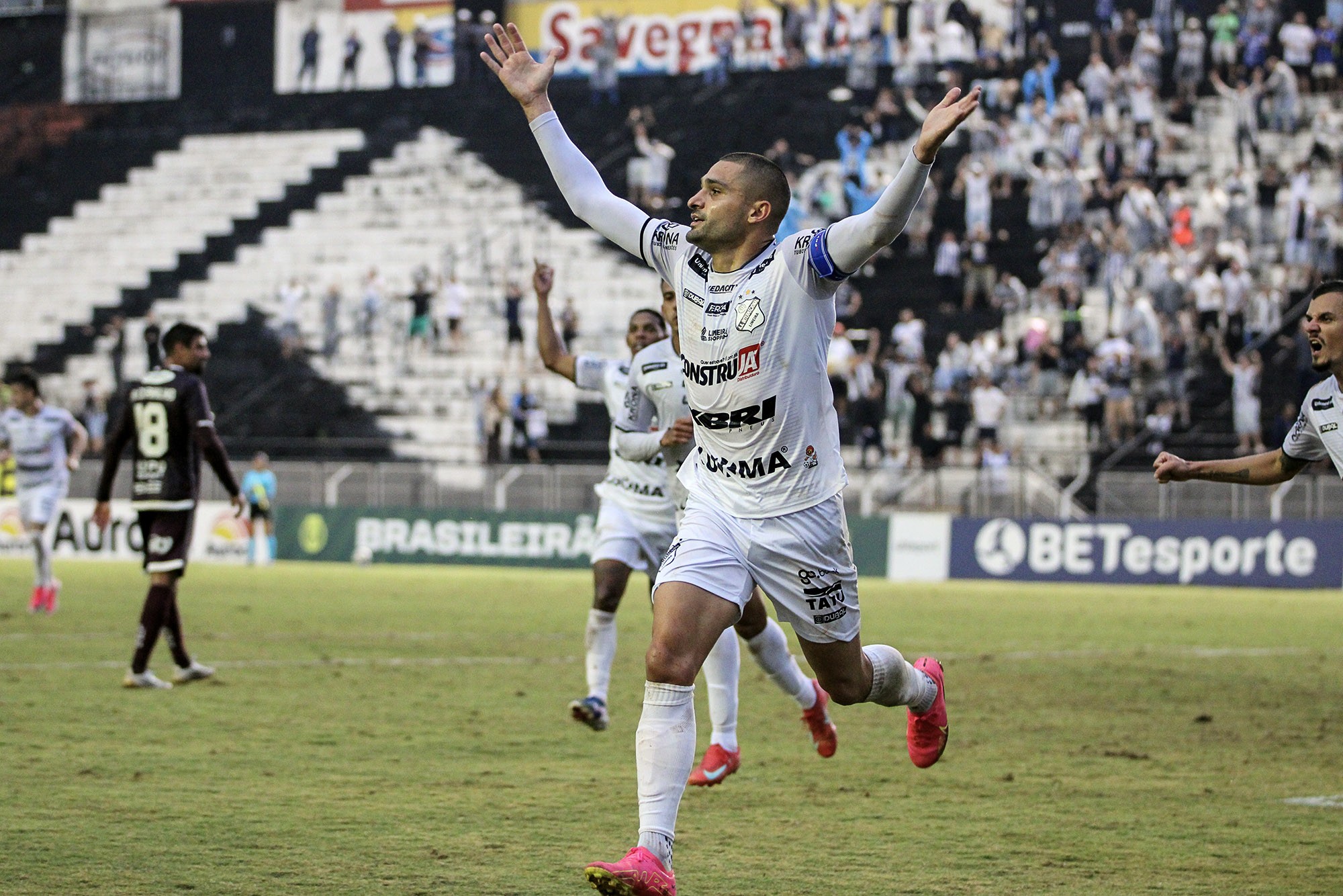 Ex-Palmeiras brilha no início do quadrangular e se isola na artilharia da Série C