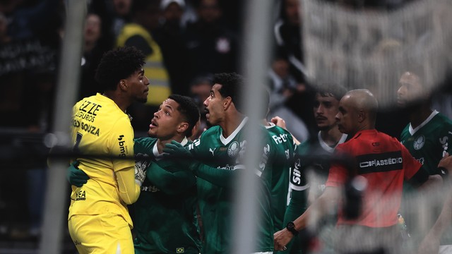 Hugo Souza discute com jogadores do Palmeiras em clássico pelo Corinthians