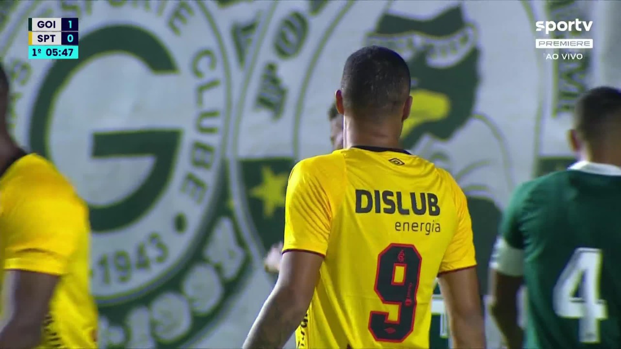 Aos 5 min do 1º tempo - finalização errada de Gustavo Coutinho do Sport contra o Goiás