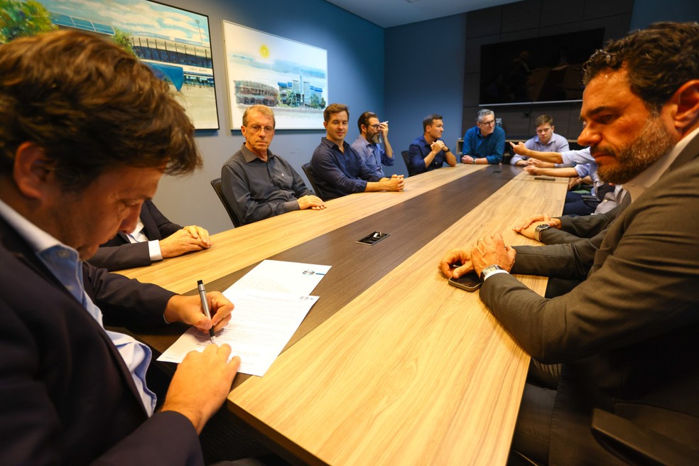 Alberto Guerra assina o contrato ao lado do presidente do Conselho Deliberativo, Philippe Jardim