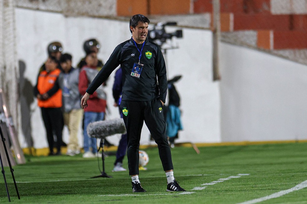 Luiz Fernando Iubel, auxiliar do Cuiabá, em ação contra o Deportivo Garcilaso pela Sul-Americana — Foto: AssCom Dourado