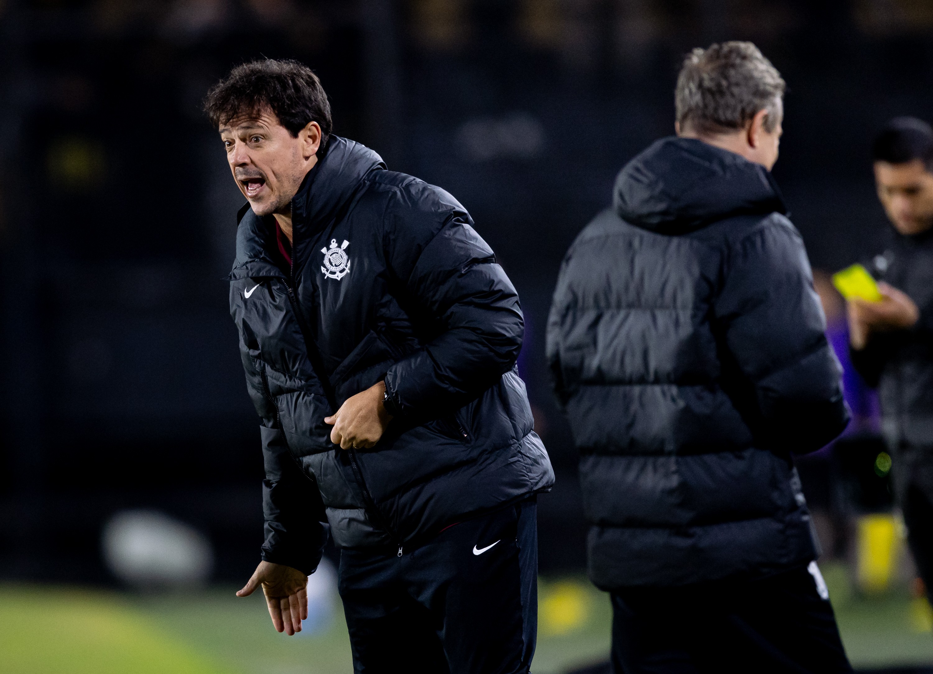 Como Diniz tem trabalhado para evitar desmanche no Corinthians durante a Copa do Mundo