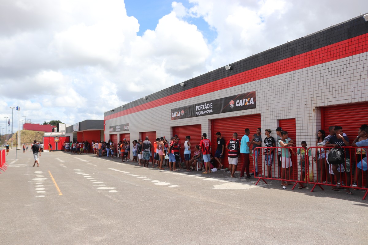 Torcedores do Vitória formam fila e esgotam ingressos promocionais para ...
