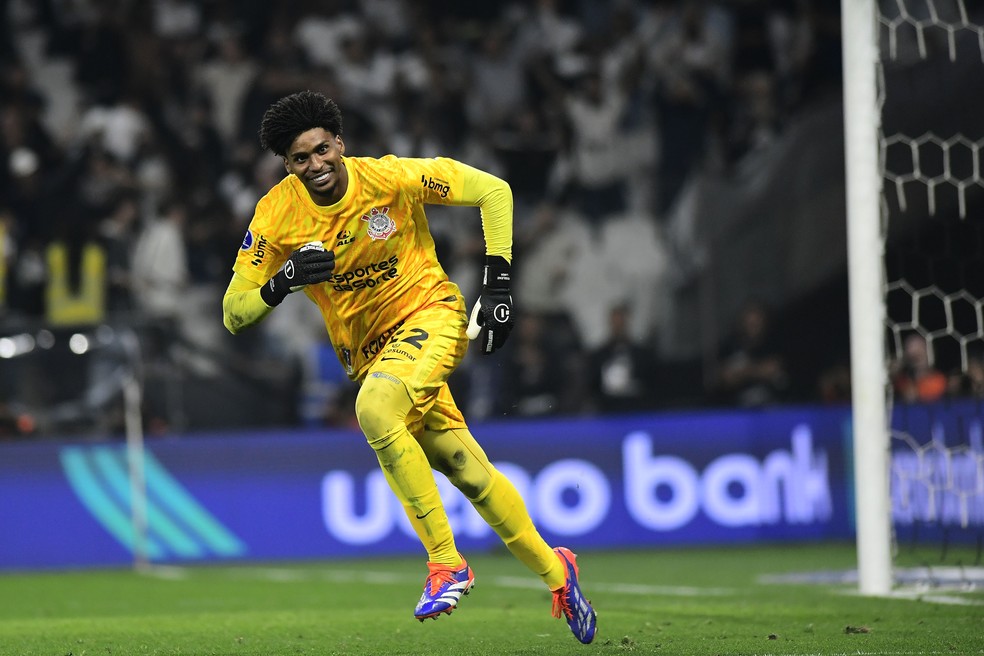 Hugo Souza foi o herói do Corinthians contra o Bragantino — Foto: Marcos Ribolli