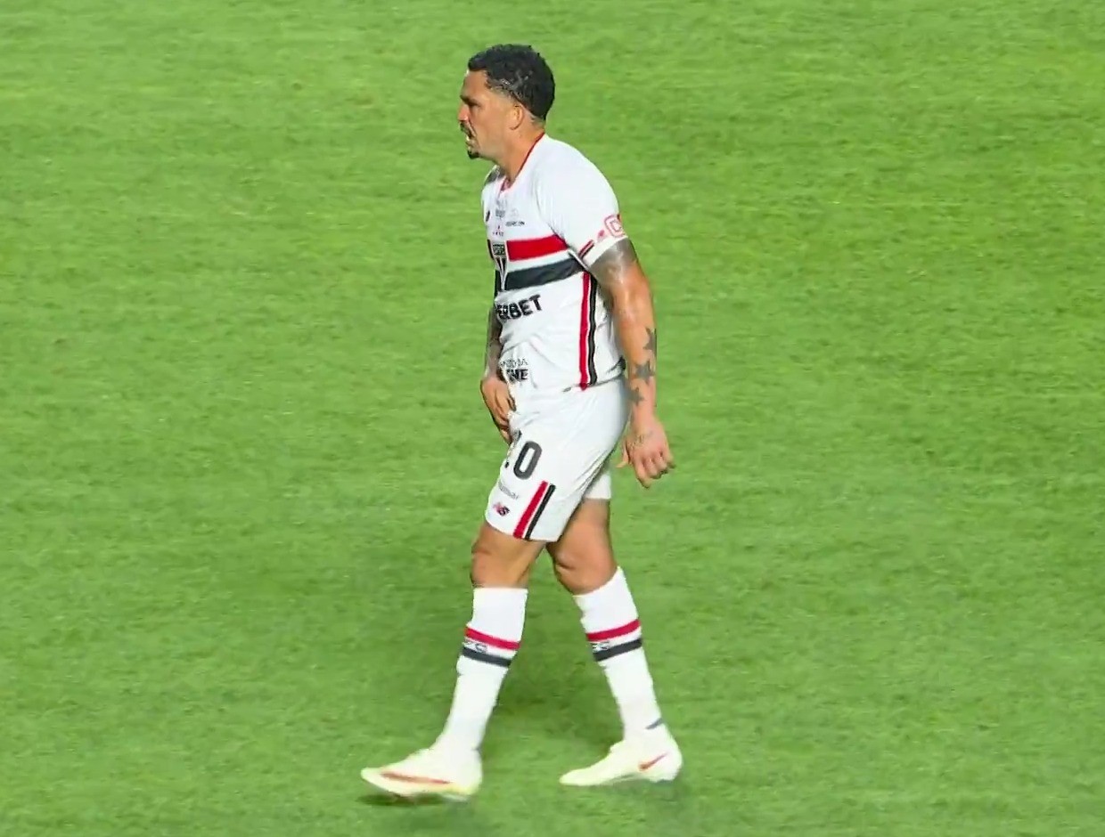 Luciano sente dores na virilha e termina São Paulo x Santos mancando; veja o vídeo