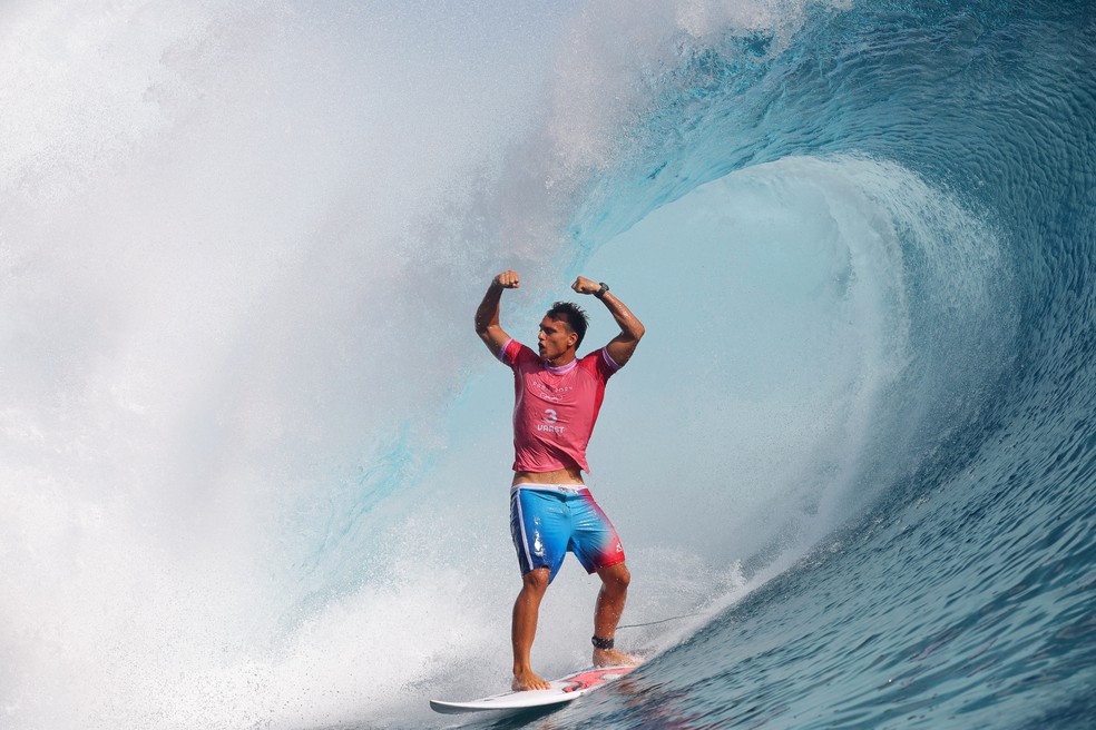 Kauli Vaast comemora tubo que rendeu nota 9.5 na final do surfe nas Olimpíadas — Foto: REUTERS/Carlos Barria