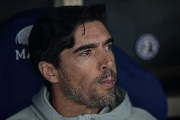 Abel analisa superioridade do Flamengo sobre o Palmeiras no confronto.
