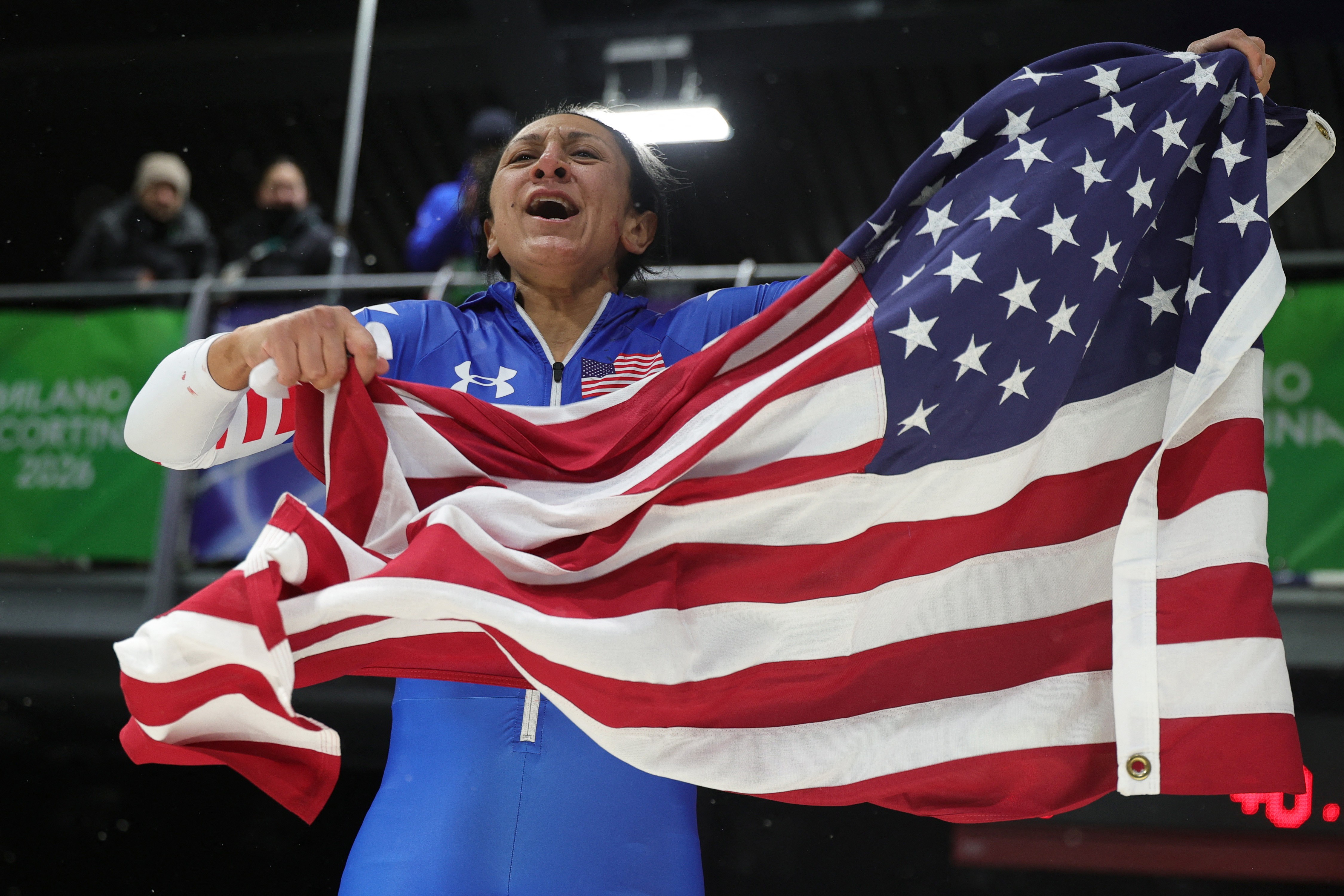 Americana supera rival por 4 centésimos e conquista o 1º ouro olímpico aos 41 anos