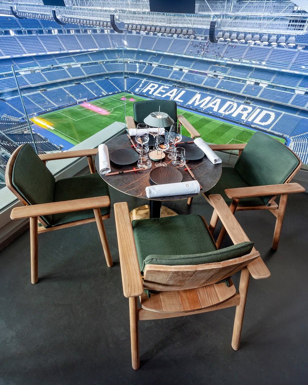 Além da vista privilegiada do campo, clientes tem acesso a serviço completo do pacote VIP — Foto: Reprodução / Bernabéu