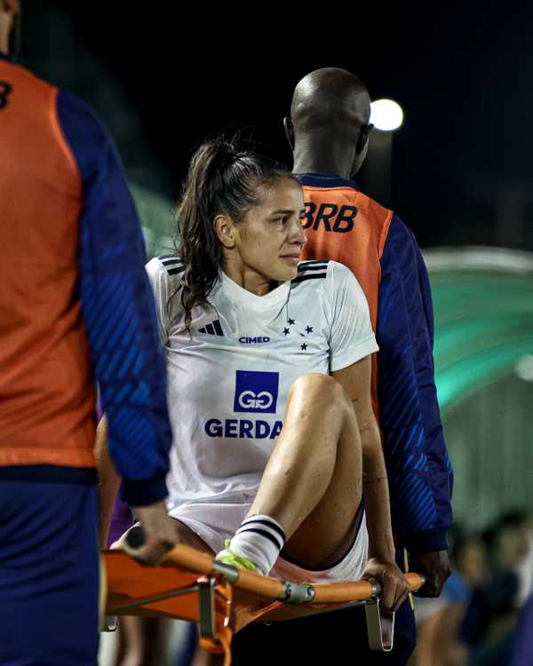 Lateral do Cruzeiro sofre grave lesão no joelho após ser campeã da Supercopa.