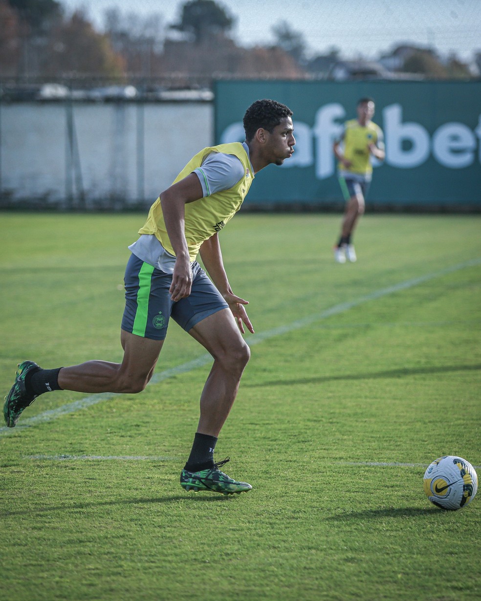 Coritiba encaminha contratação de atacante do Grêmio e trio do Maringá