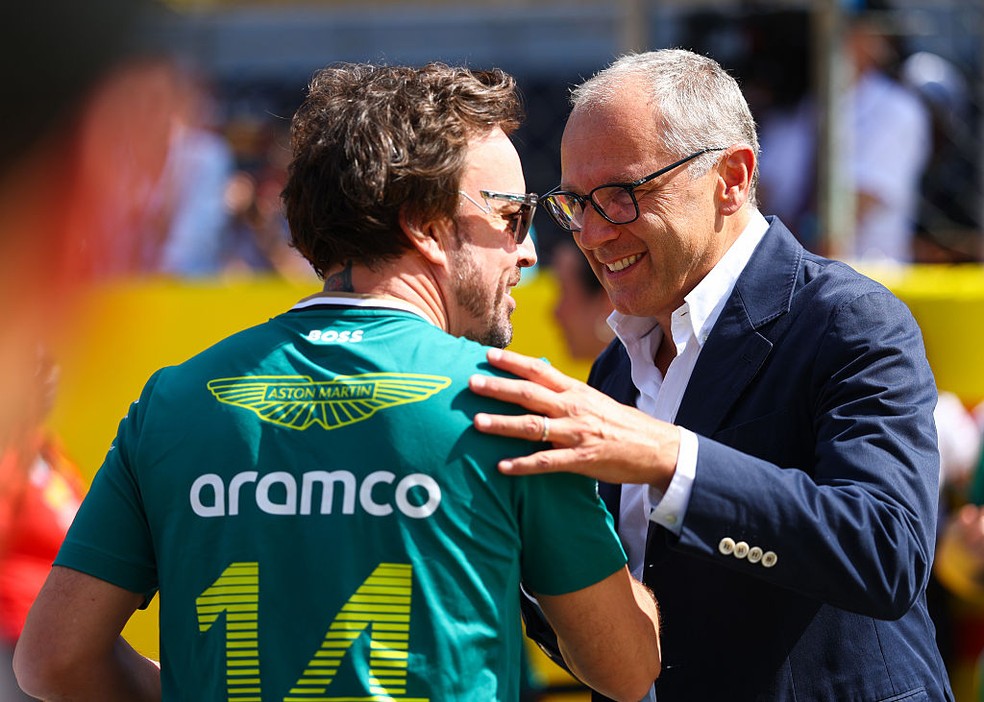Fernando Alonso e Stefano Domenicali no GP da Itália da F1 em 2025 — Foto: Zak Mauger/LAT Images