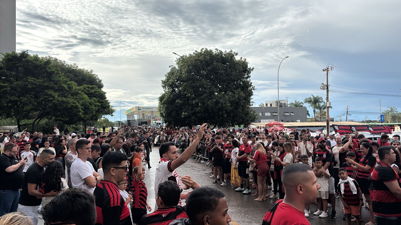 Torcida do Flamengo faz festa e lota hotel em Brasília antes da Supercopa